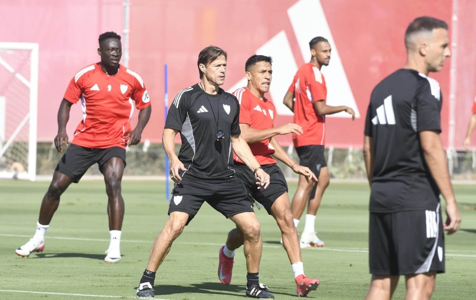  Almeyda y Alexis Sánchez, en el entrenamiento del viernes.