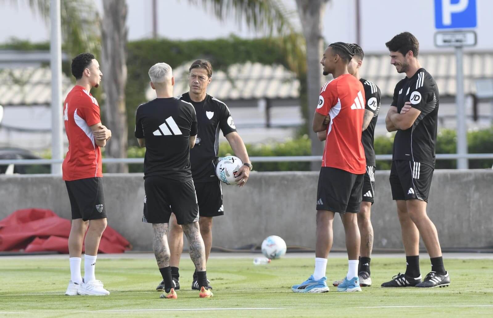  Rubén Vargas y Djibril Sow hablan con Almeyda en el entrenamiento de este miércoles.