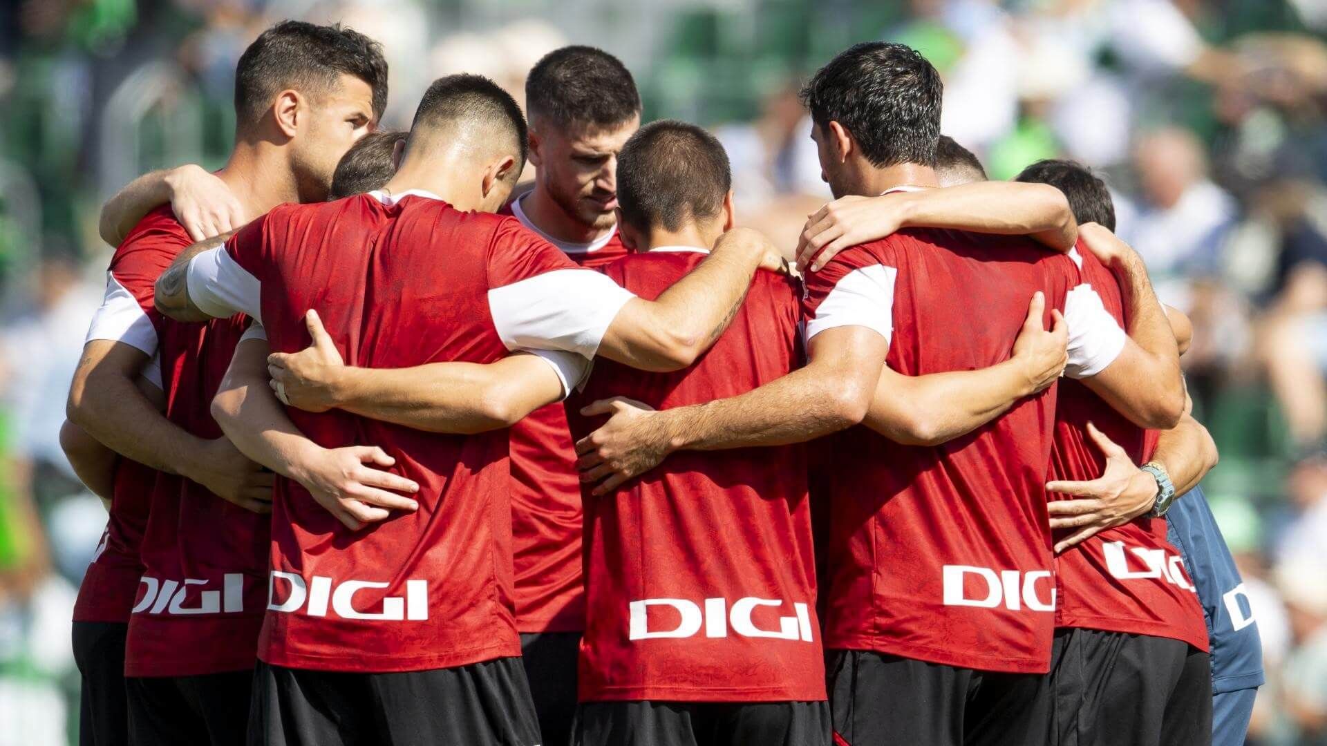  Piña del equipo de Ernesto Valverde antes de medirse al Elche CF en el Martínez Valero.