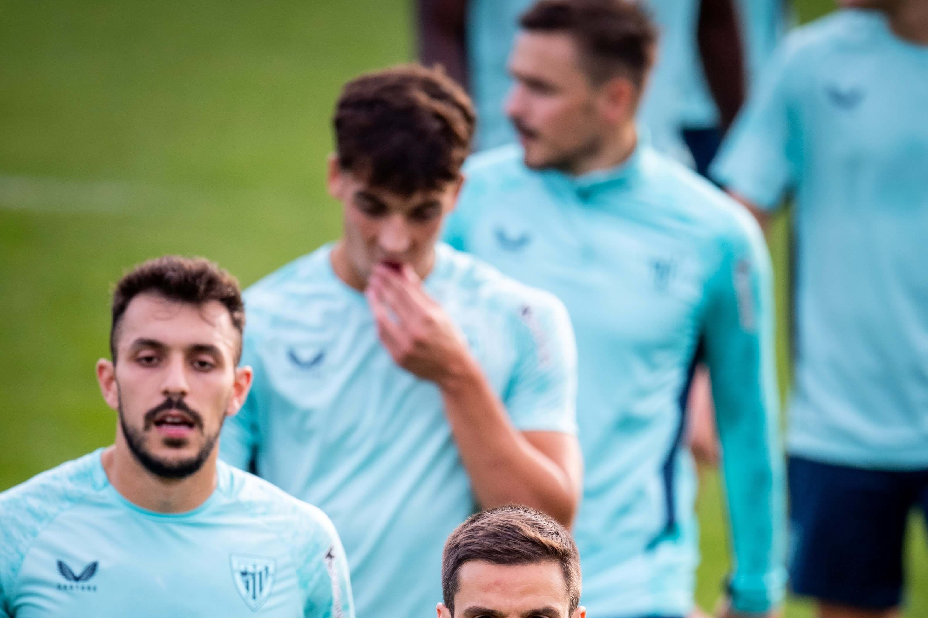  El central Aitor Paredes ha bajado cargas físicas, aquí corretea con sus compañeros en un entrenamiento del primer equipo en Lezama.