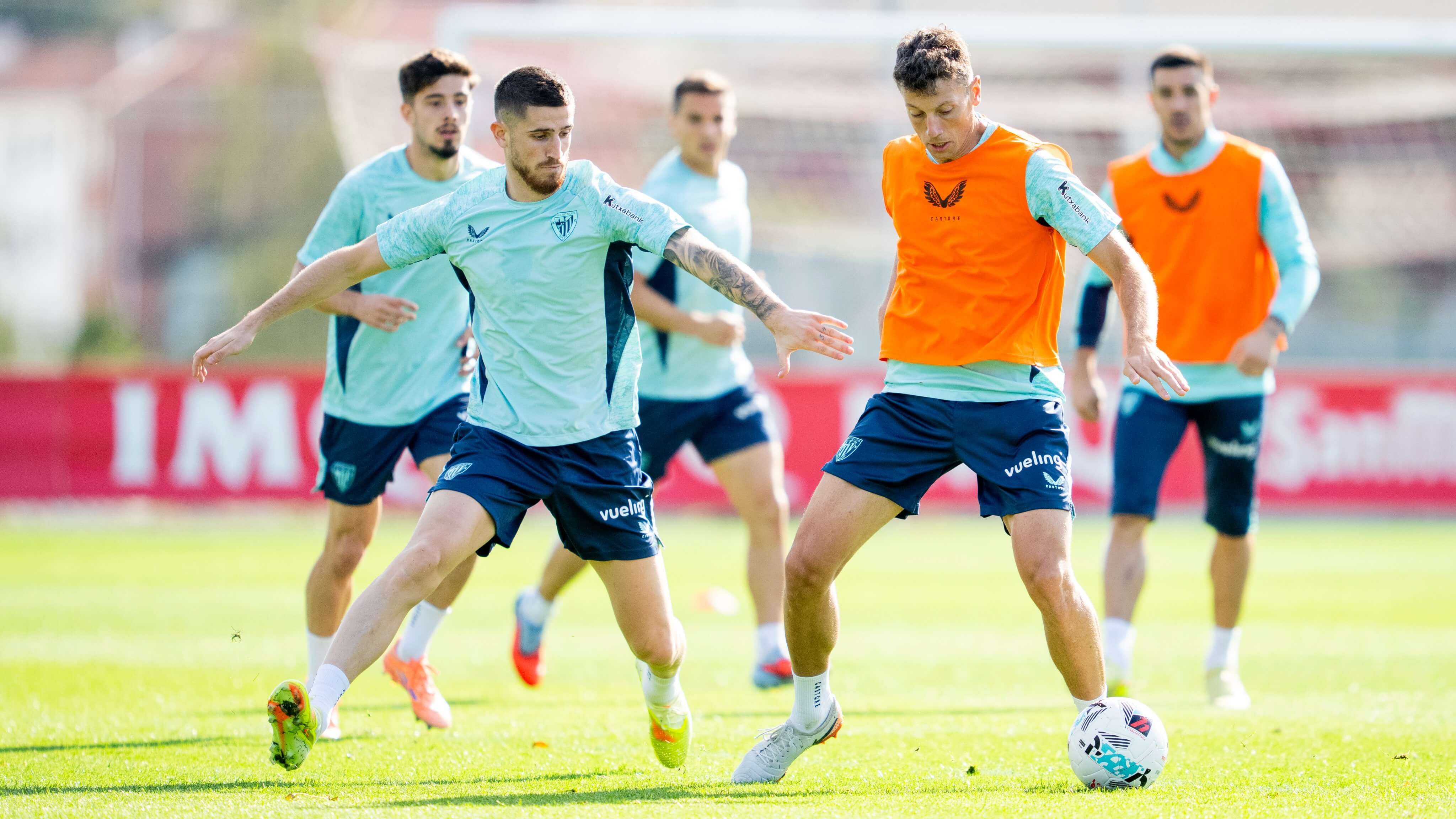 Una sesión de entrenamiento coral en Lezama con Oihan Sancet presionando a Mikel Vesga.