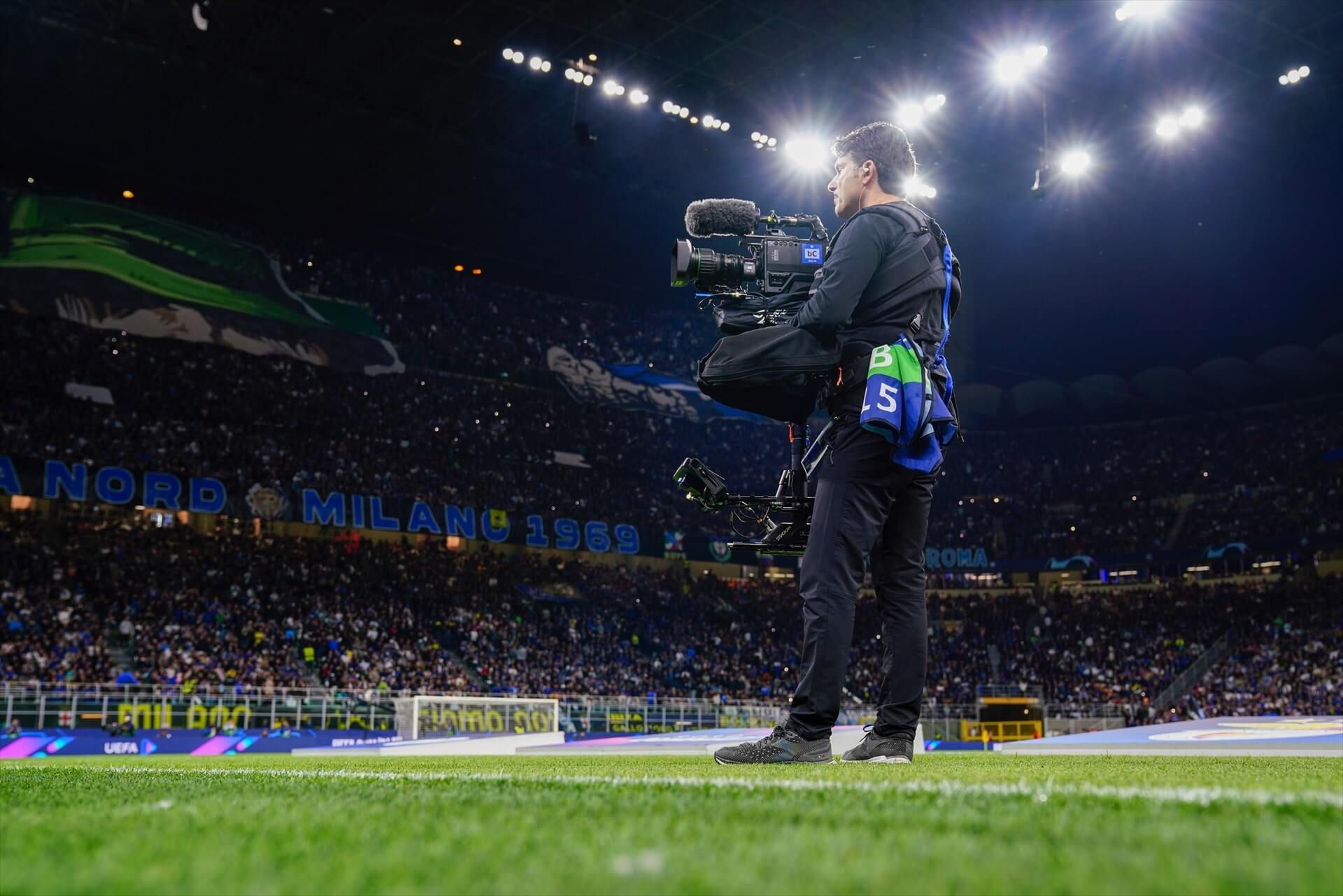 Cámara de televisión en San Siro durante el partido de Champions del Inter.