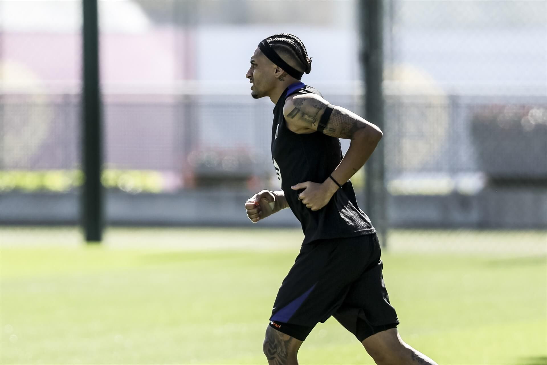  Raphinha en un entrenamiento del Barça, con un Dispositivo GPS en el brazo