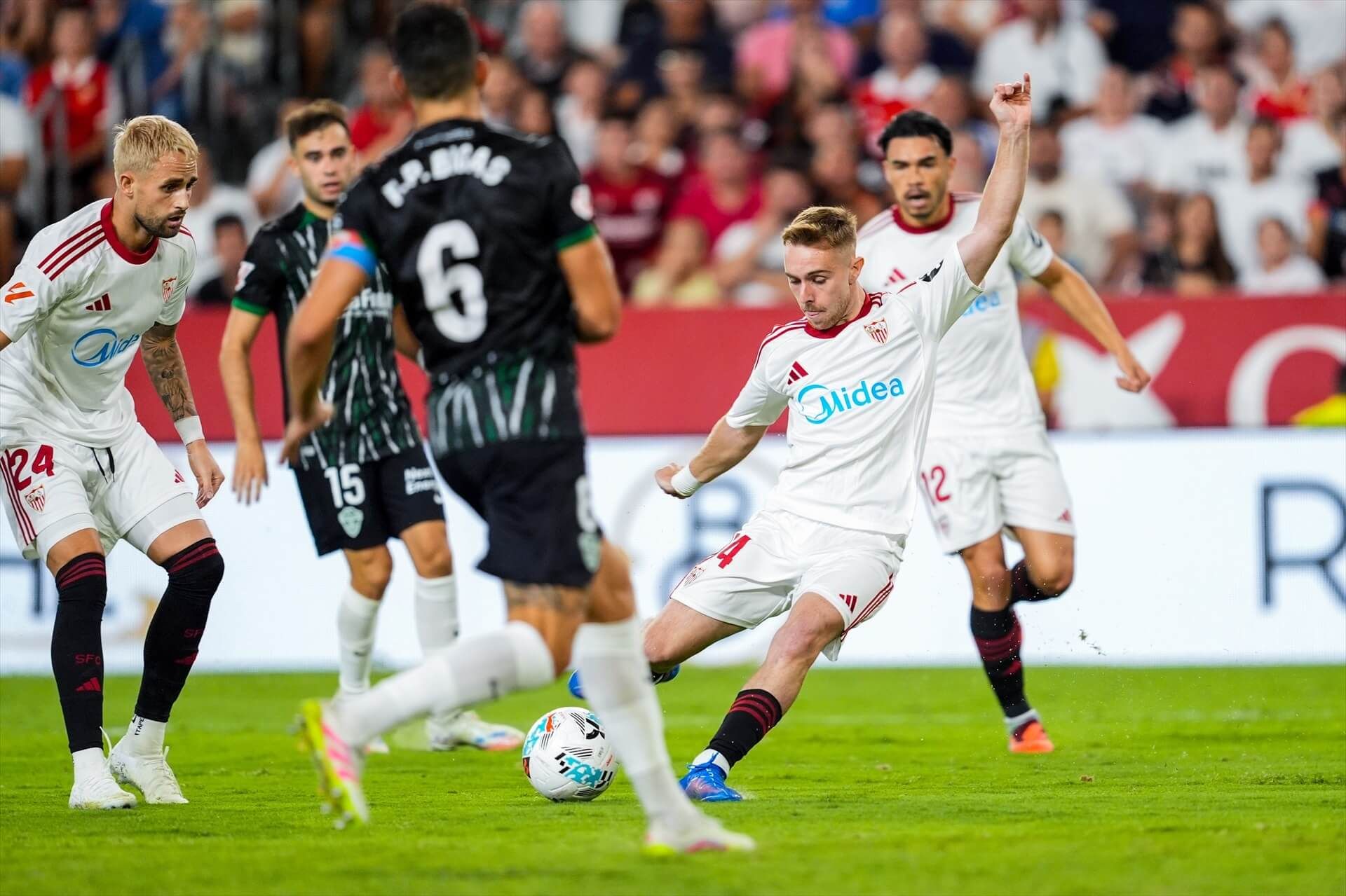  Peque dispara para hacer su gol en el Sevilla-Elche.