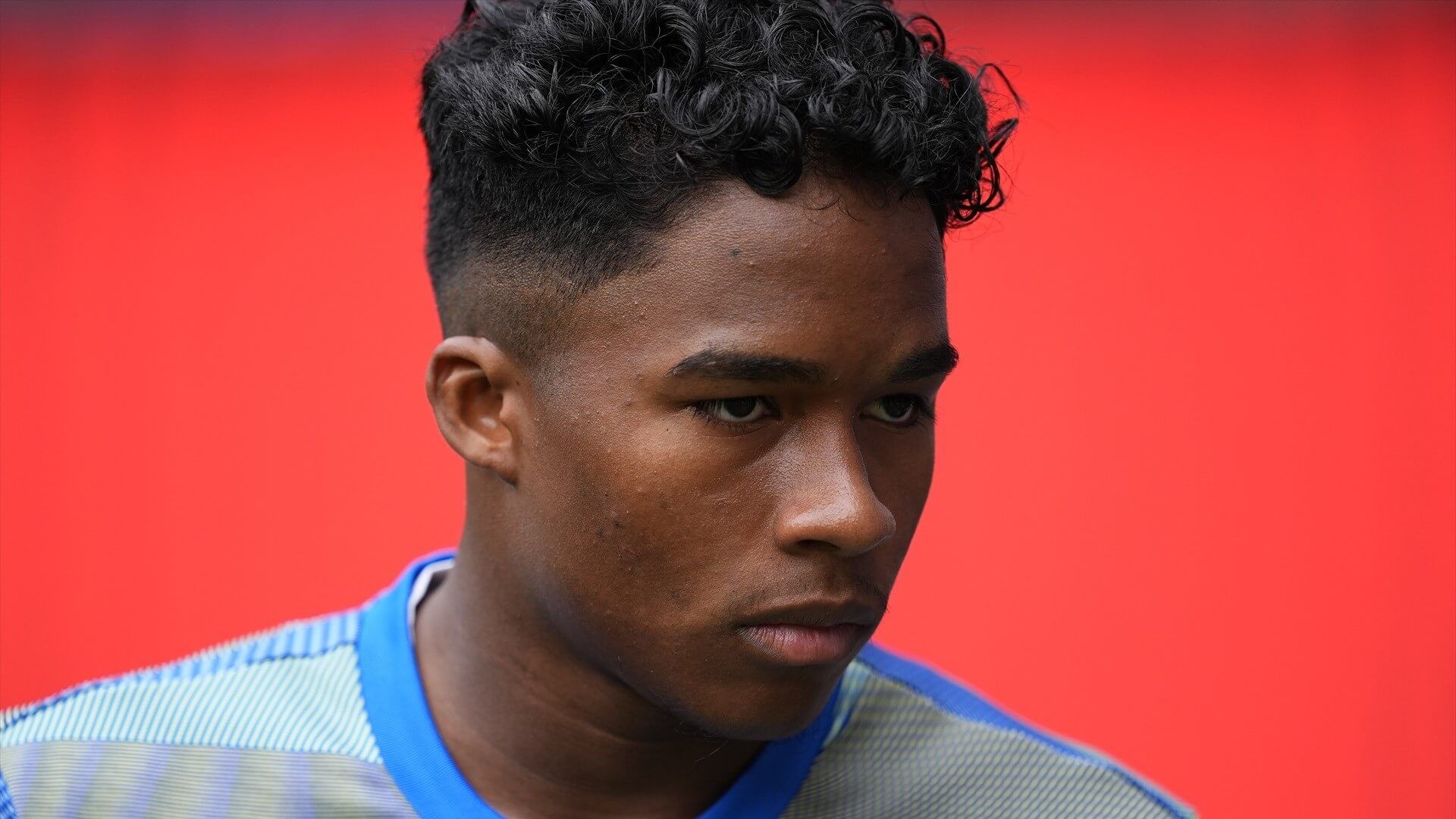  Endrick calienta con el Real Madrid.