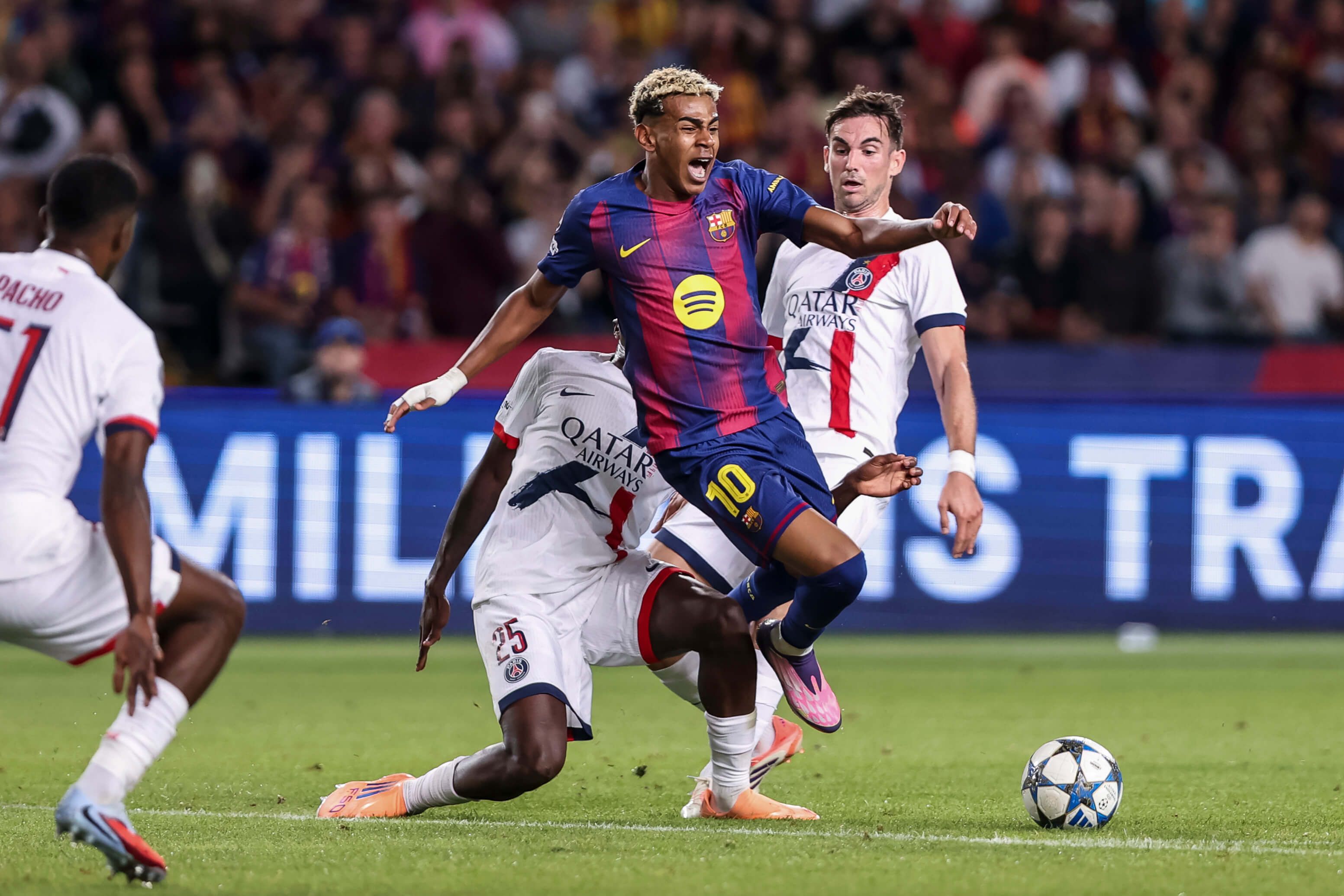 La patada de Nuno Mendes a Lamine Yamal (Europa Press)