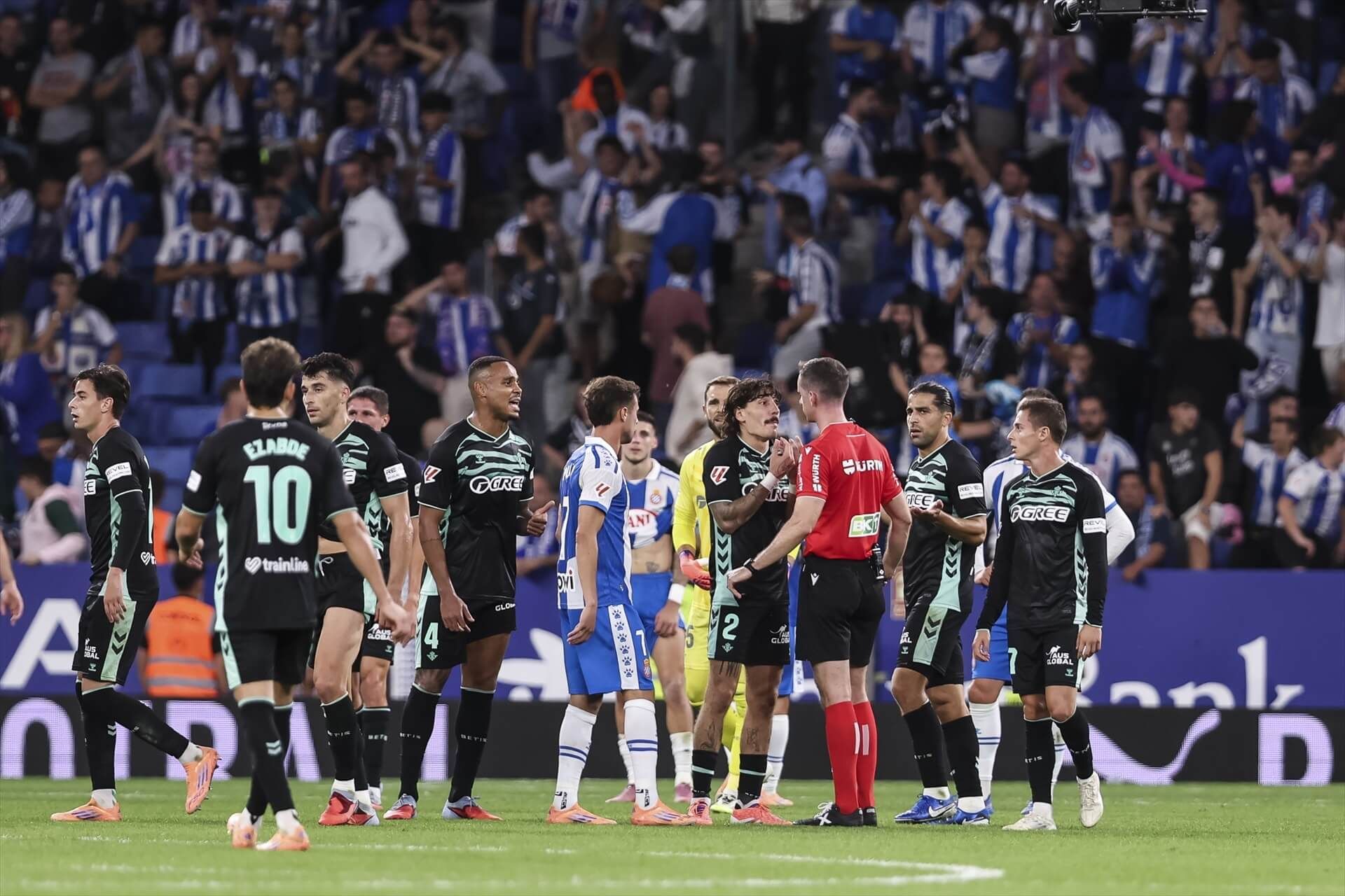 Bellerín protesta a Galech Apezteguía en el Espanyol-Betis.