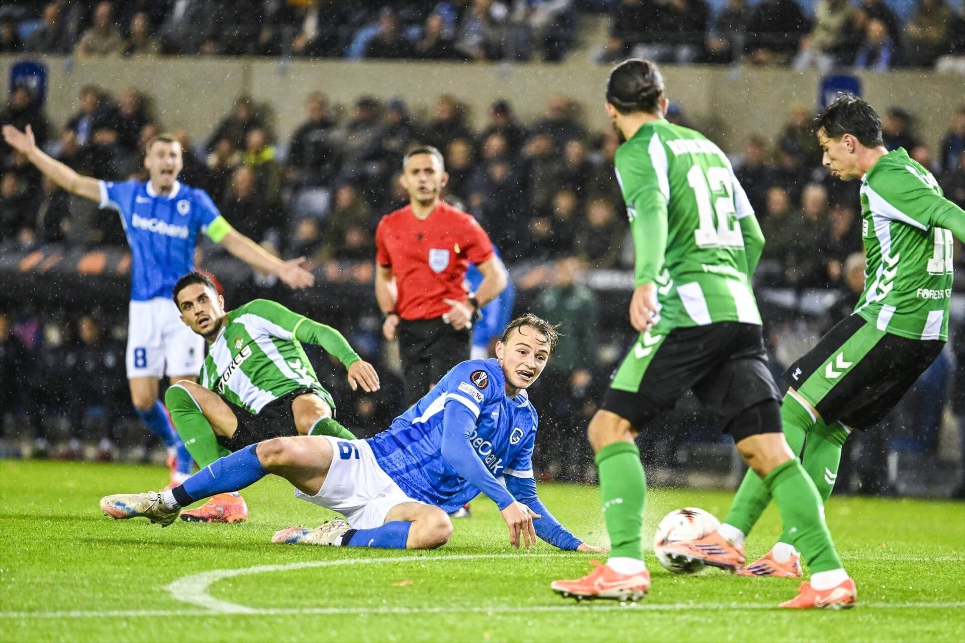  Marc Bartra y Valentín Gómez, ante el Genk.