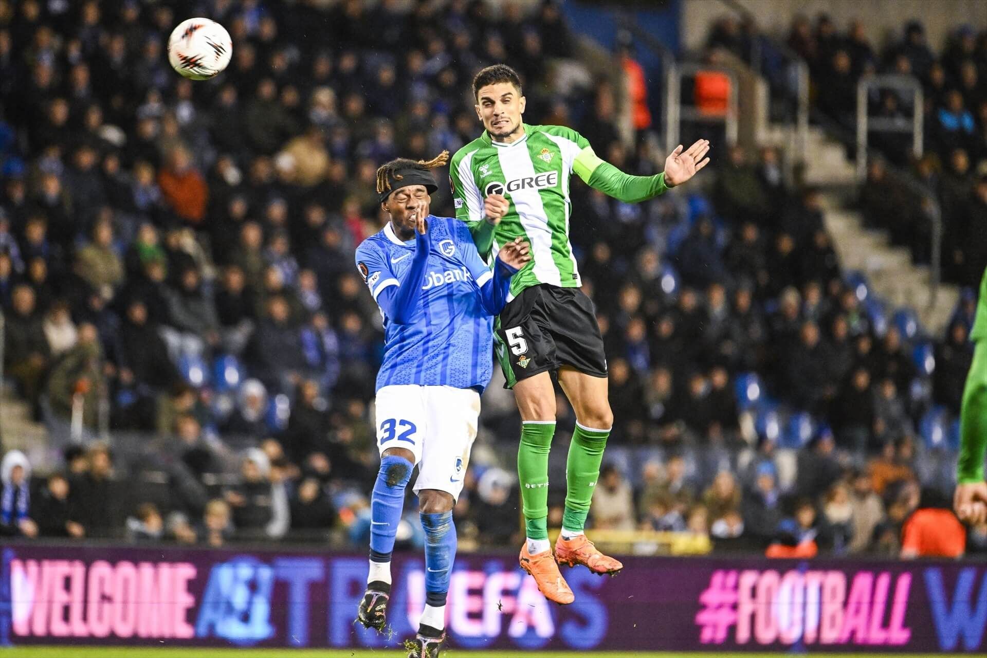Marc Bartra, ante el Genk
