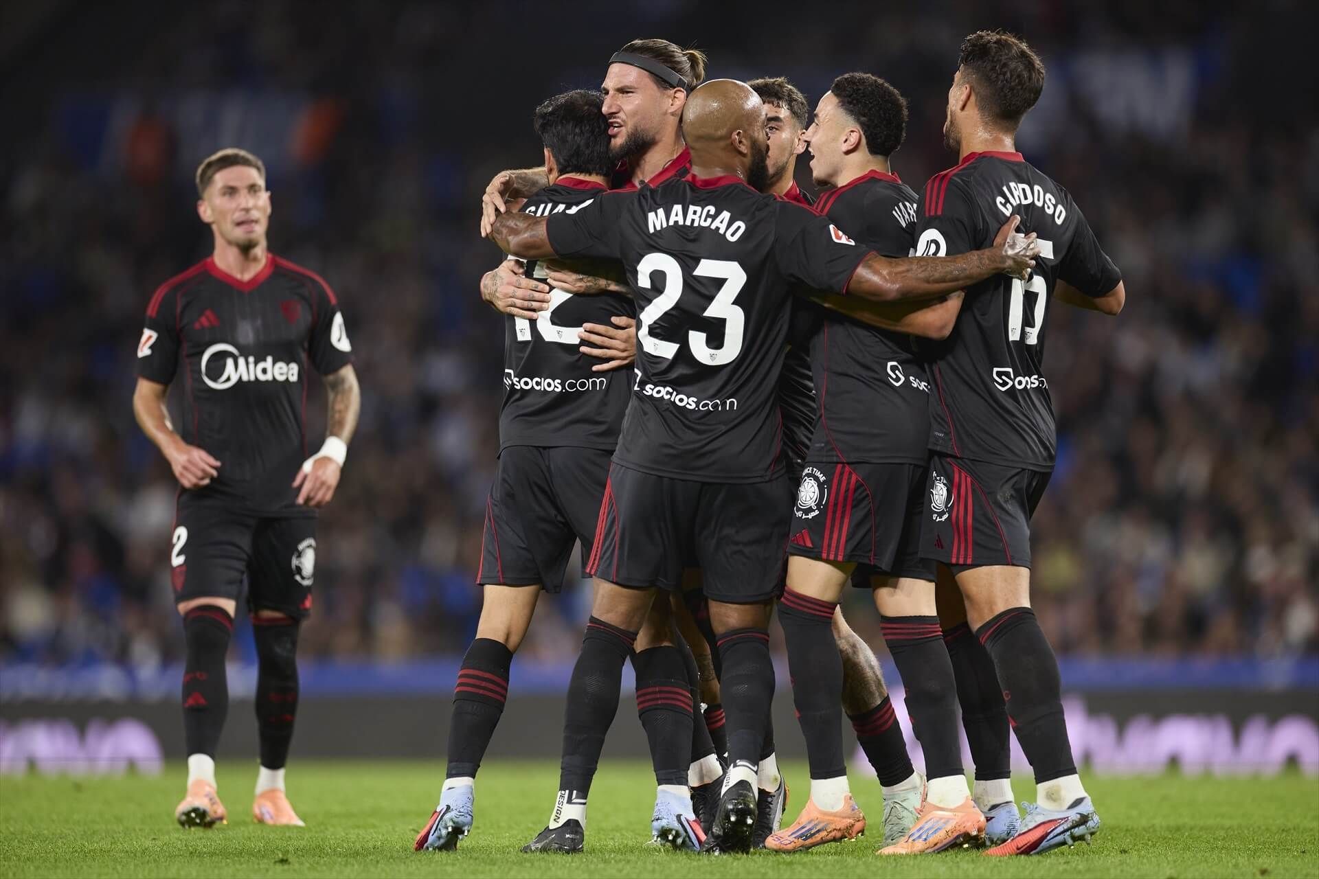 Gudelj celebra su gol en el Real Sociedad-Sevilla.