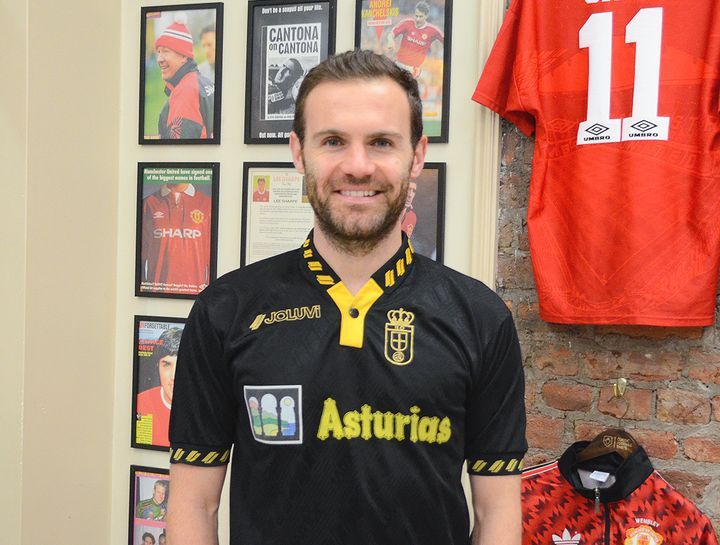 Juan Mata, con la camiseta del Real Oviedo.