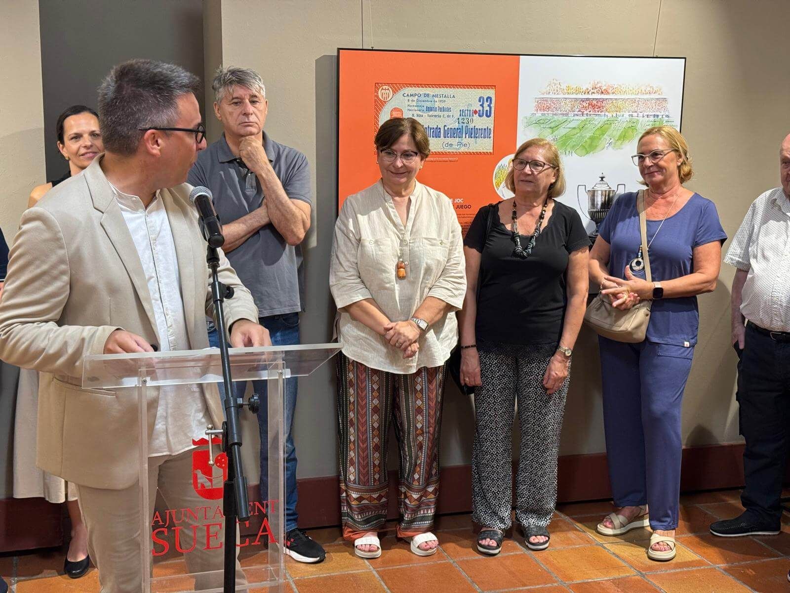  Exposición Año Antonio Puchades en Sueca: el alcalde habla a las sobrinas de la leyenda