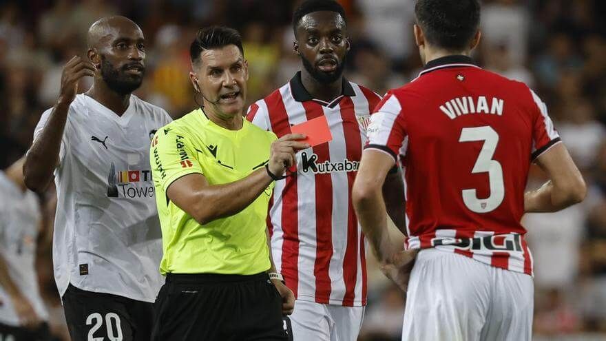  Expulsión de Vivian tras la protesta de José Luis Gayà