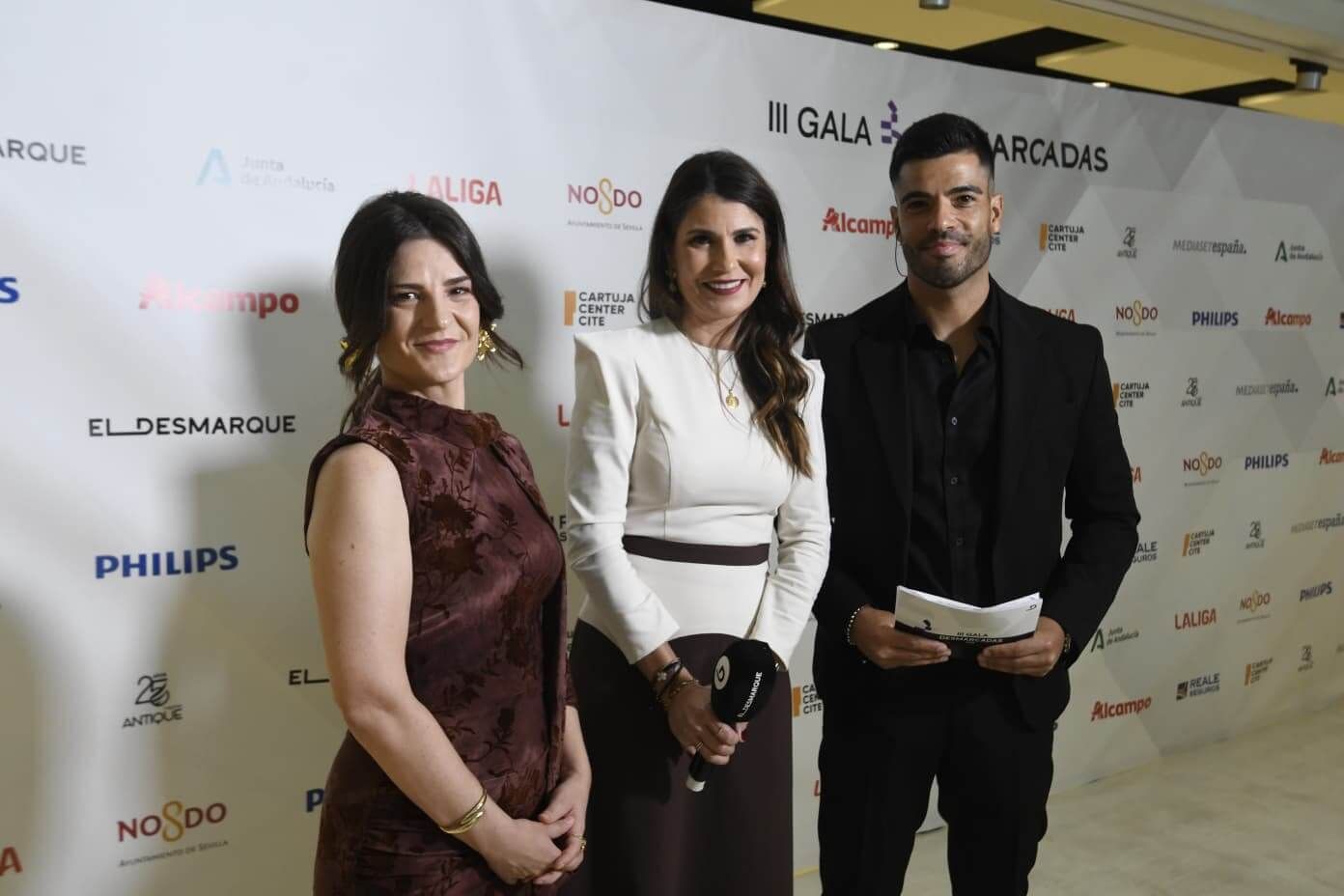  Raquel López y Patricia Gómez, de Alcampo, con Chema Borrero en la III Gala de Premios Desmarcada