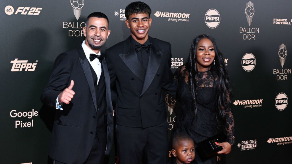  La familia de Lamine Yamal en la gala del Balón de Oro 2024 (Cordon Press)