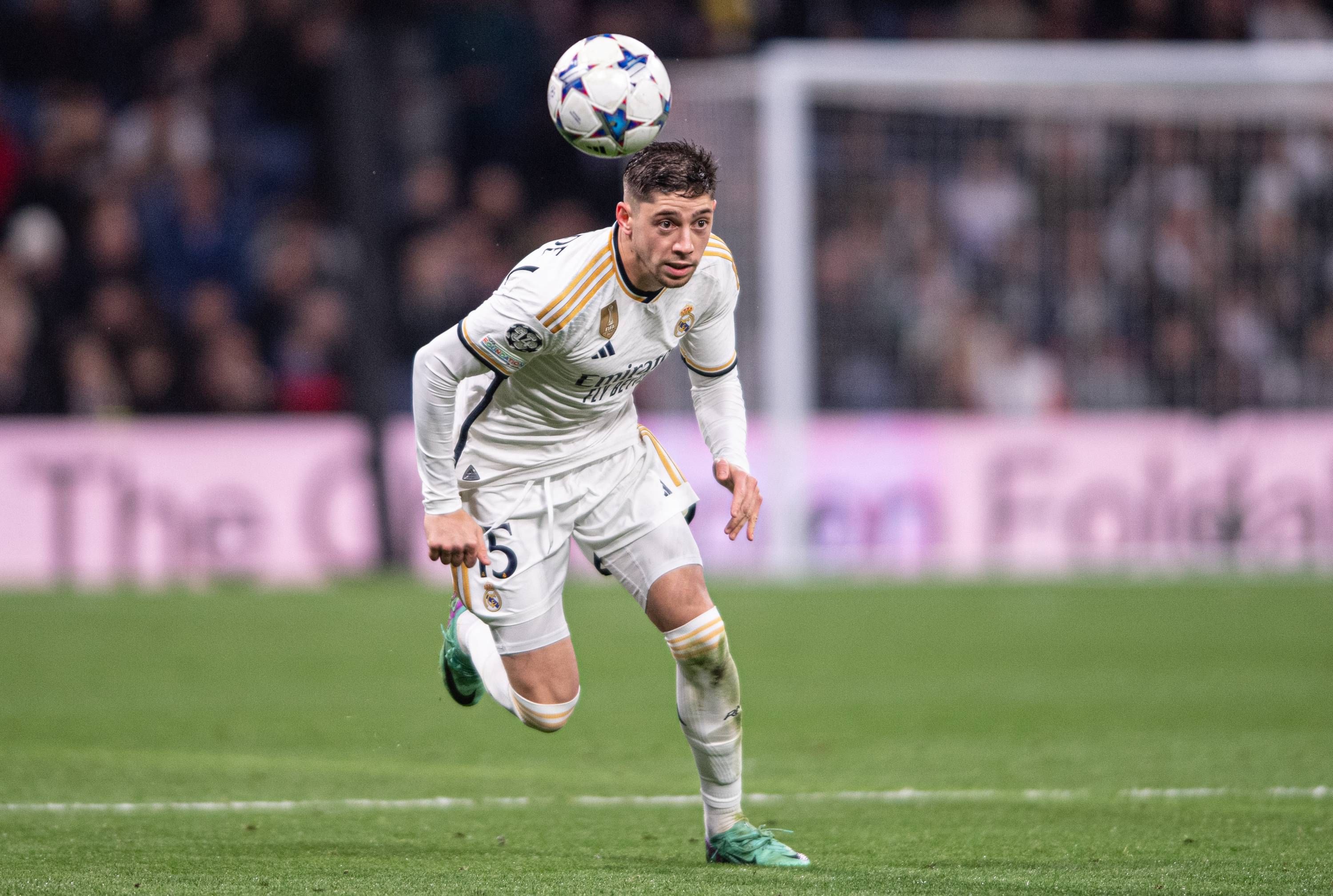 Fede Valverde persigue un balón en el Real Madrid-Nápoles.