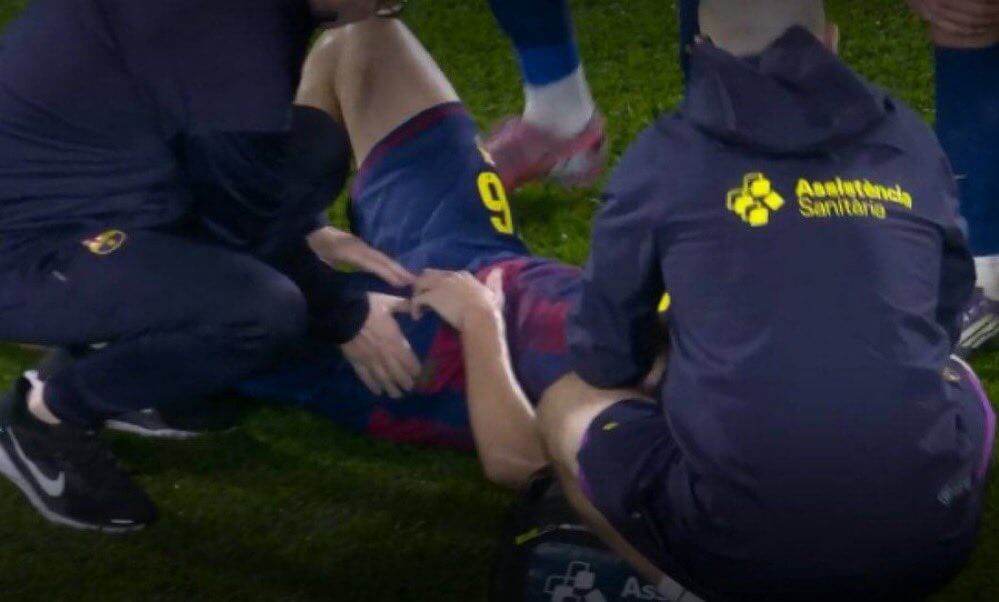  Fermín López, tendido en el terreno de juego tras el Barça - Getafe