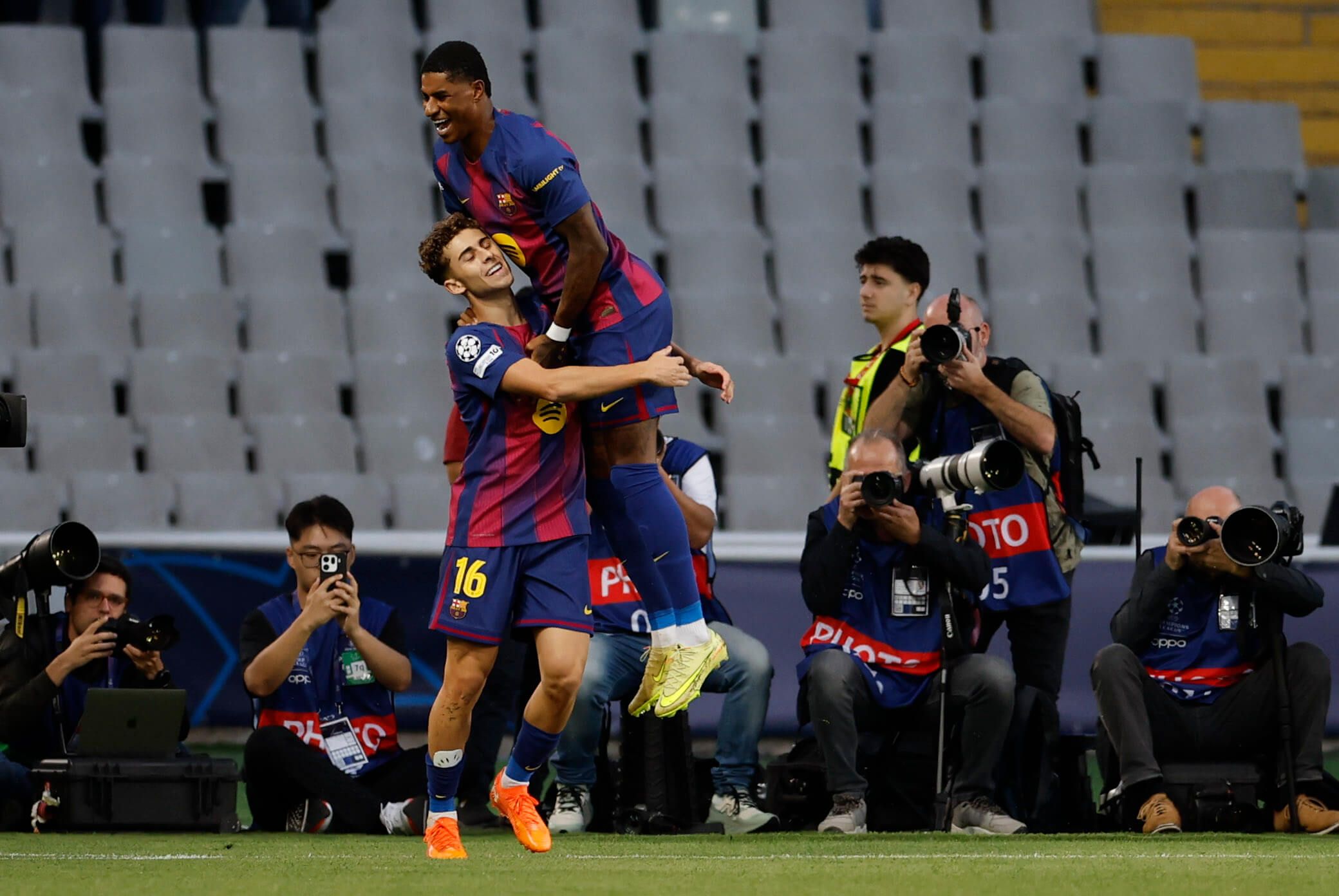  Fermín López y Lamine Yamal celebran el gol ante Olympiacos