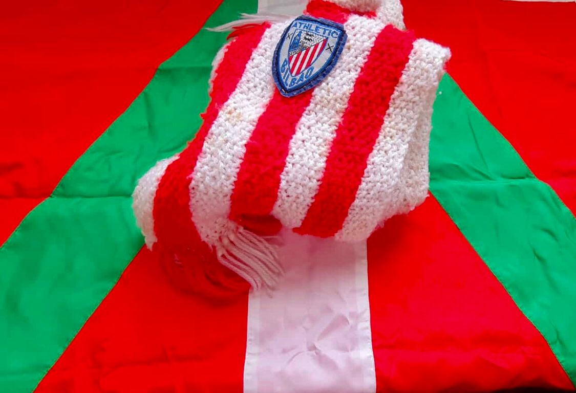 Una vieja bufanda del Athletic Club sobre una ikurriña.
