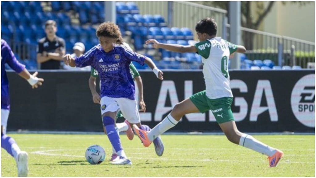 Gabriel Santos, a la derecha de la imagen, pugna por un balón.