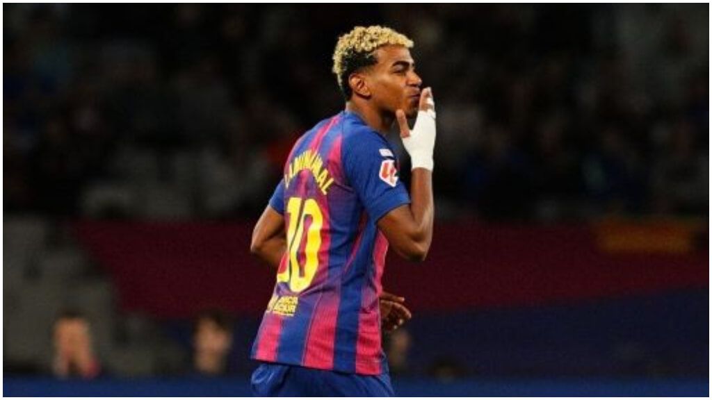  Lamine Yamal celebra el gol de Lewandowski. (LaLiga)