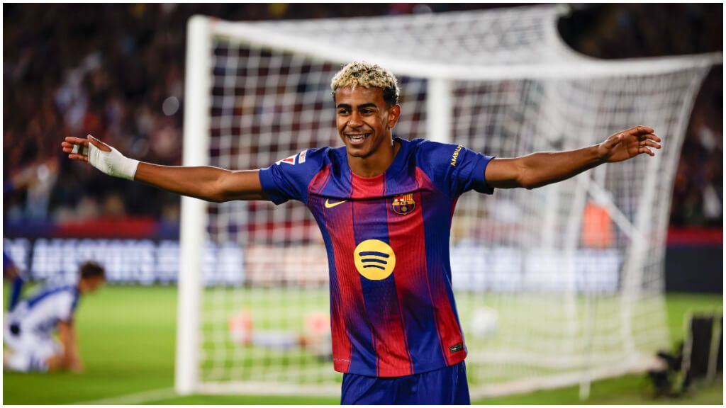  Lamine Yamal celebrando la asistencia en el gol de Lewandowski. (EFE)