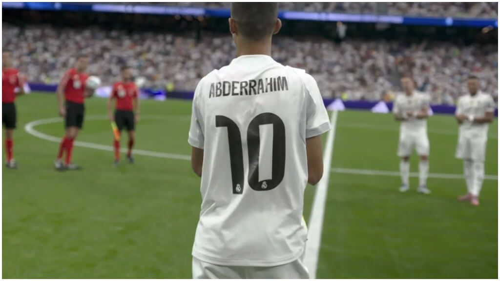  Abderrahim Ouhida haciendo el saque de honor en el Santiago Bernabéu. (Movistar)