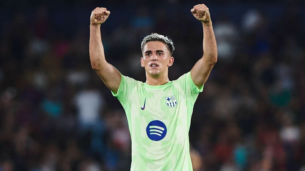  Pablo Gavi celebrando con la camiseta del FC Barcelona (Cordon Press)