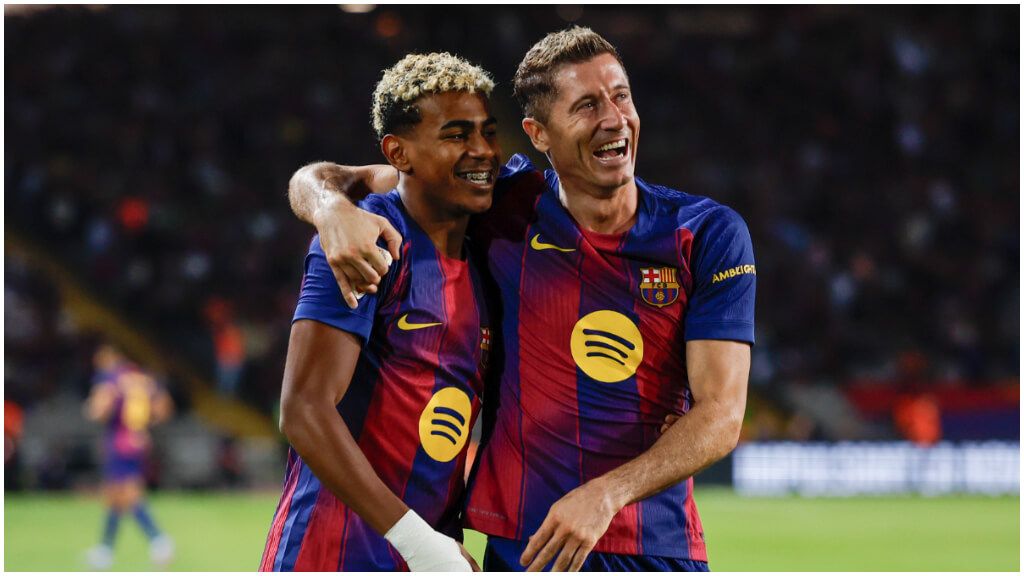  Lamine Yamal y Lewandowski celebran un gol ante la Real Sociedad. (EFE)