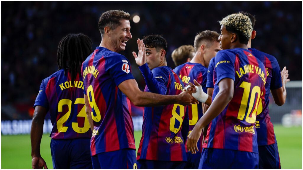 Lamine Yamal y Lewandowski celebran un gol ante la Real Sociedad. (EFE)