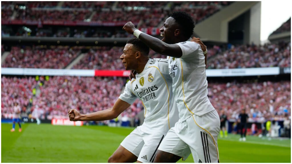  Mbappé y Vinicius celebran el gol de Arda Güler. (EFE)