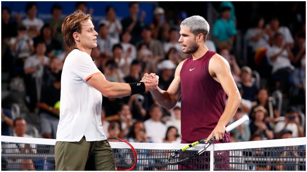 Carlos Alcaraz y Zizou Bergs, en octavos de Tokio. (EFE)
