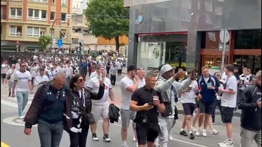  La afición del Tottenham Hotspur se dirige a San Mamés para apoyar a su equipo en la final de la Europa League.