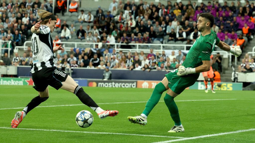 Anthony Gordon presiona a Joan García en el Newcastle - FC Barcelona de Champions (foto: EFE).