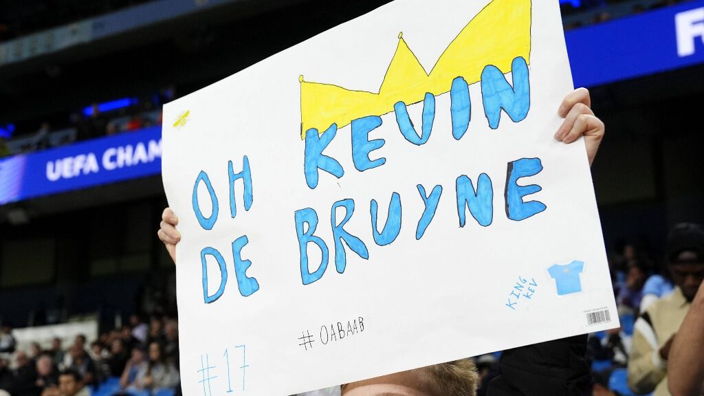 Carteles de Kevin De Bruyne en las gradas del Etihad (Cordon Press)