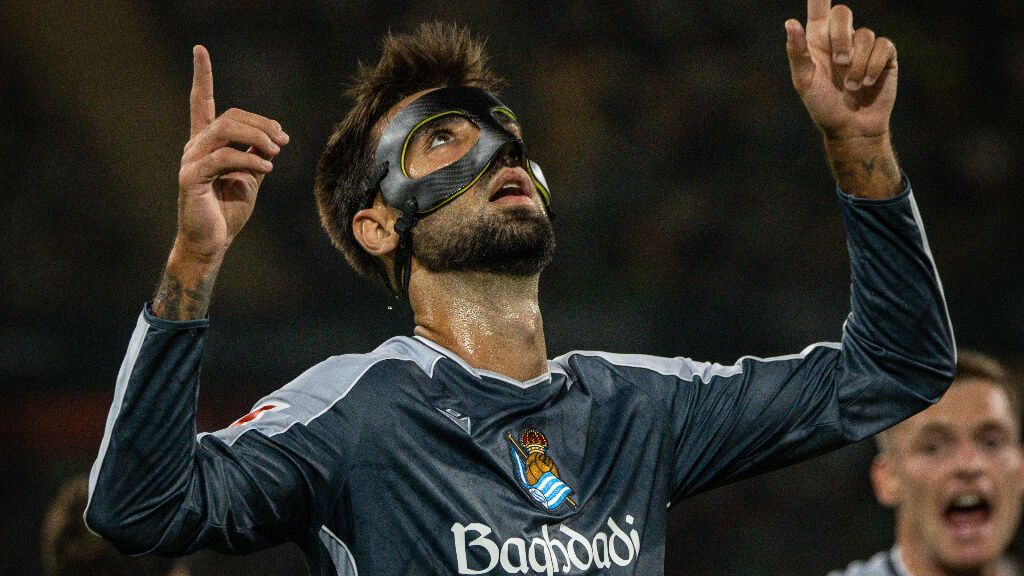  Brais Méndez celebrando su gol contra el Real Betis (Real Sociedad)