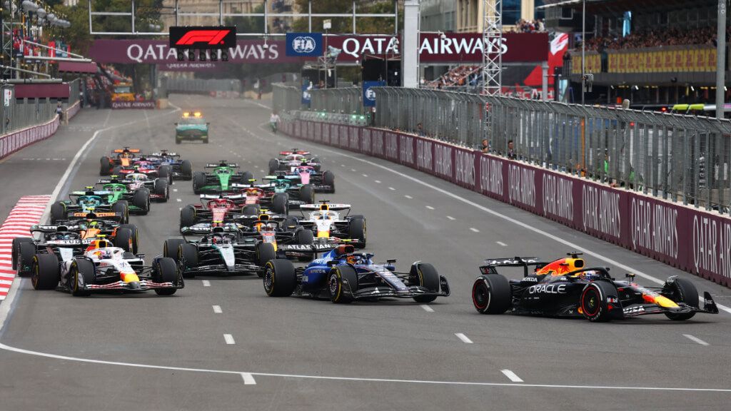 El GP de Bakú, con Max Verstappen liderando.