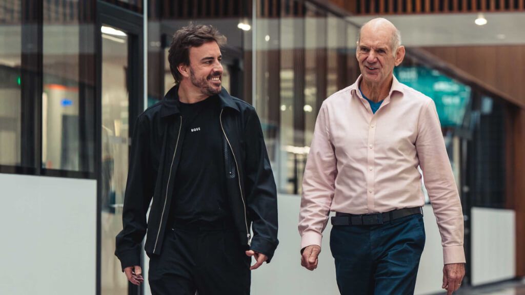 Fernando Alonso y Adrian Newey, durante este 2025.