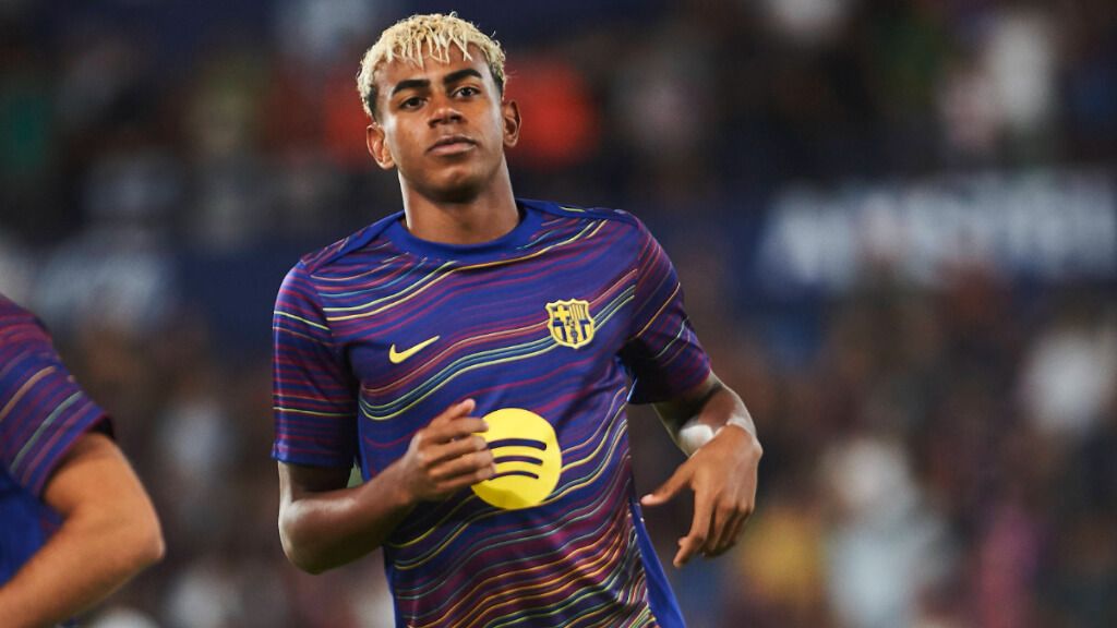  Lamine Yamal, durante un calentamiento con el Barcelona (foto: cordon Press).