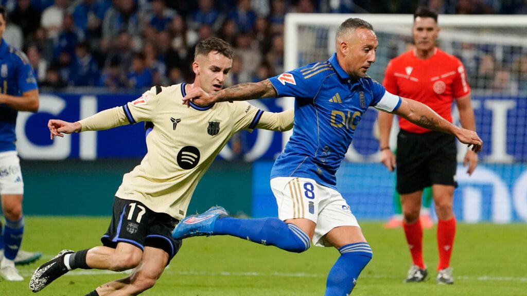  Santi Cazorla ante Marc Casadó durante el Real Oviedo - Barcelona (EFE).