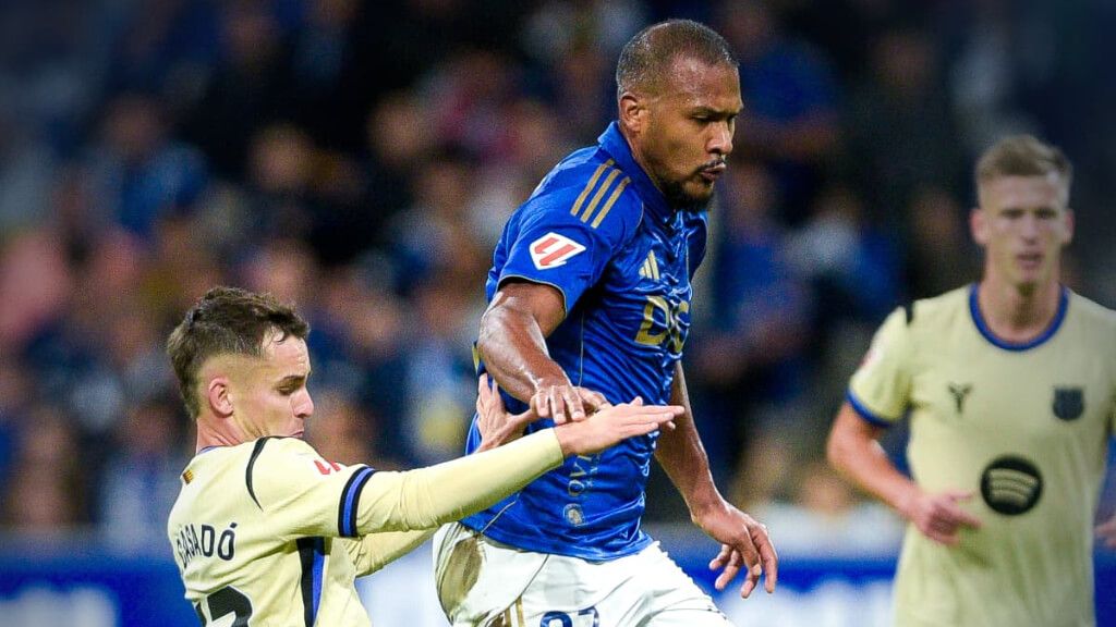  Rondón ante Marc Casadó en el Real Oviedo-Barcelona disputado en el Carlos Tartiere (foto: Real Oviedo X).