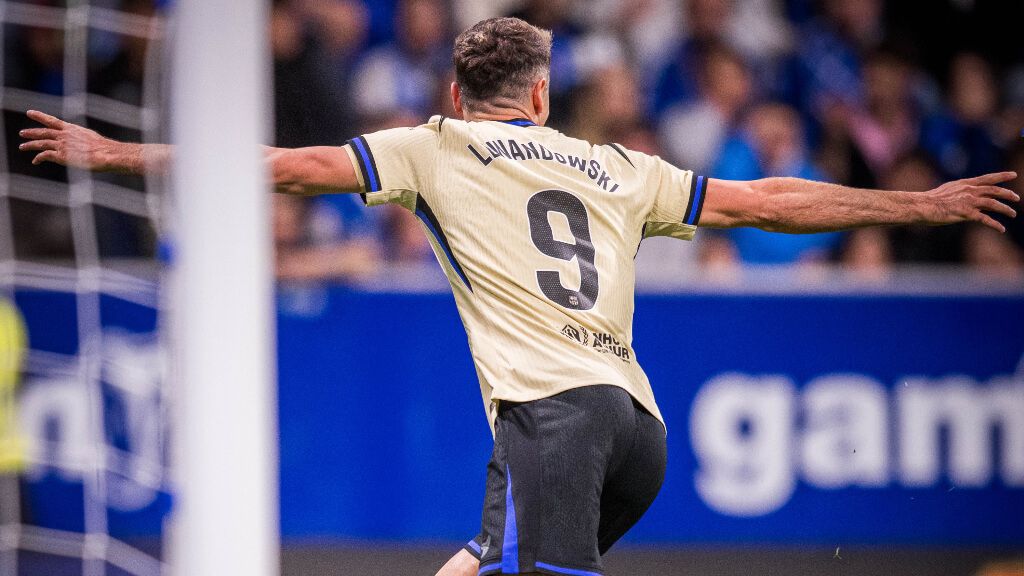  Lewandowski celebrando su gol contra el Oviedo (FC Barcelona)