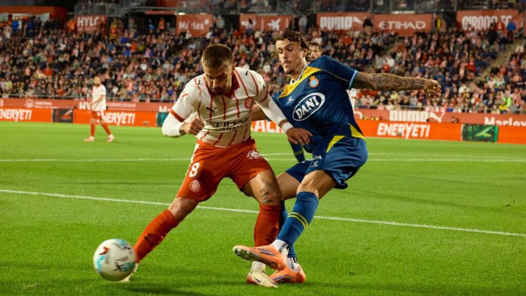 Portu, ante Carlos Romero, en el Girona - Espanyol (foto: LALIGA).