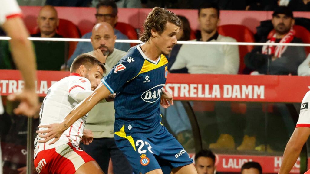 Carlos Romero recibe la presión de Portu en el Girona-Espanyol (foto: RCDE X).