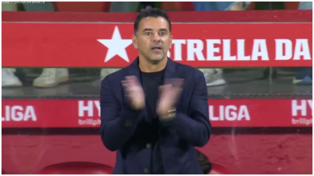  Míchel aplaude a su equipo durante el Girona-Espanyol(captura DAZN).