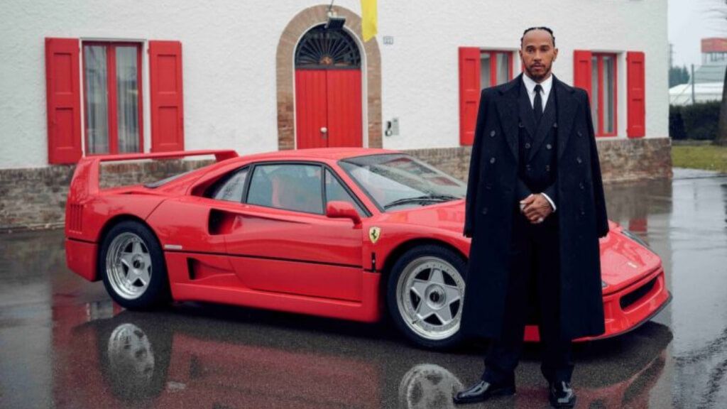  Lewis Hamilton, junto al Ferrari F40 que ha desvelado que se compraría (foto: Ferrari).
