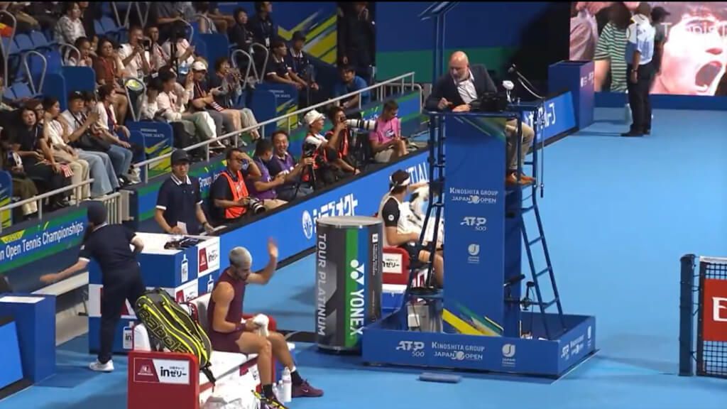 La discusión de Carlos Alcaraz y ek juez de silla en el Torneo Tokio (captura: tennistemple x)