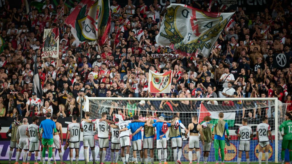  El Rayo Vallecano celebrando con su afición (Cordon Press)