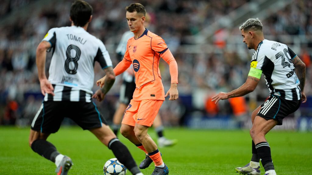  Marc Casadó ante el Newcastle (Cordon Press)