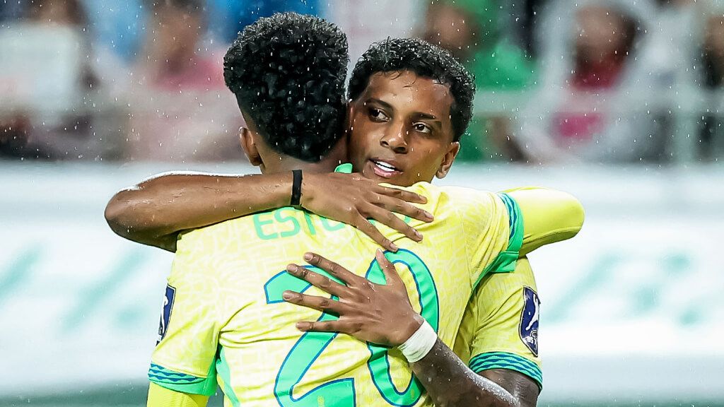 Rodrygo y Estevao celebran un gol